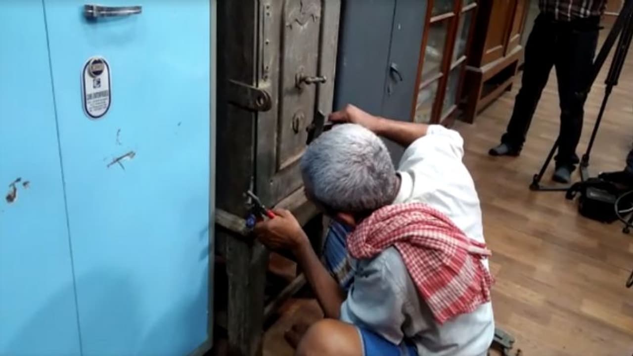 সংস্কৃত বিশ্ববিদ্যালয়ের গুদামঘরে মিলল ২০০ বছরের পুরনো সিন্দুক, ভাঙা হতেই মিলল মেডেল সংস্কৃত বিশ্ববিদ্যালয়ের গুদামঘরে মিলল ২০০ বছরের পুরনো সিন্দুক, ভাঙা হতেই মিলল মেডেল