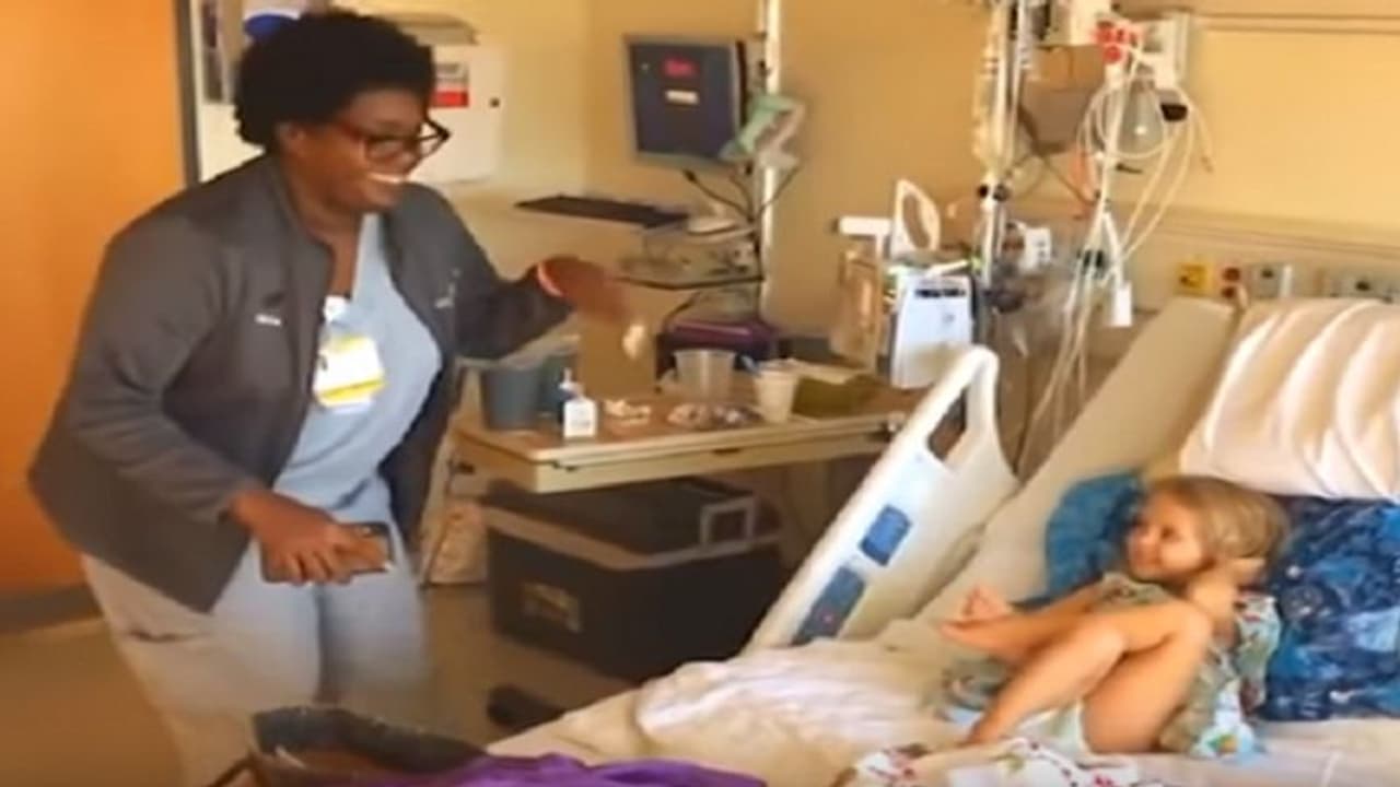 ಕ್ಯಾನ್ಸರ್ ಗೆ ತುತ್ತಾದ ಬಾಲಕಿ ಮೊಗದಲ್ಲಿ ನಗು ಮೂಡಿಸಲು ನರ್ಸ್ ಕಸರತ್ತು! ಕ್ಯಾನ್ಸರ್ ಗೆ ತುತ್ತಾದ ಬಾಲಕಿ ಮೊಗದಲ್ಲಿ ನಗು ಮೂಡಿಸಲು ನರ್ಸ್ ಕಸರತ್ತು!