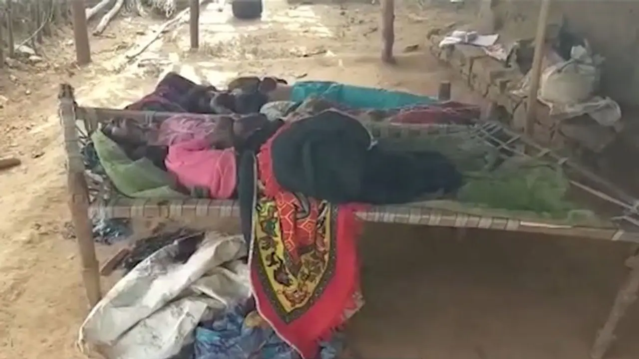 गुजरात में दरिंदों ने बेरहमी से कत्ल कर डाला पूरा परिवार, घसीटकर खेत में फेंक आए मुखिया की लाश गुजरात में दरिंदों ने बेरहमी से कत्ल कर डाला पूरा परिवार, घसीटकर खेत में फेंक आए मुखिया की लाश