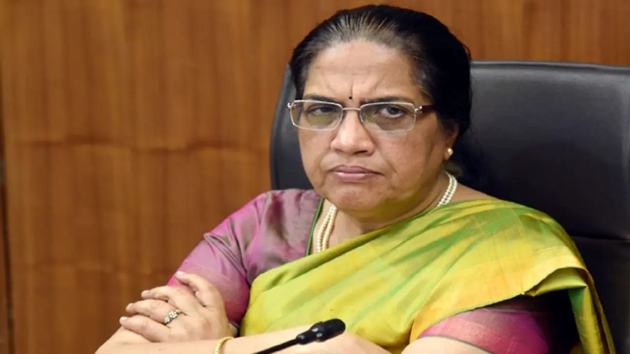 ఏపీ సీఎస్ నీలం సహానికి షాక్: రాత్రికి రాత్రే మారిన జీవో, ఏం జరిగింది? ఏపీ సీఎస్ నీలం సహానికి షాక్: రాత్రికి రాత్రే మారిన జీవో, ఏం జరిగింది?