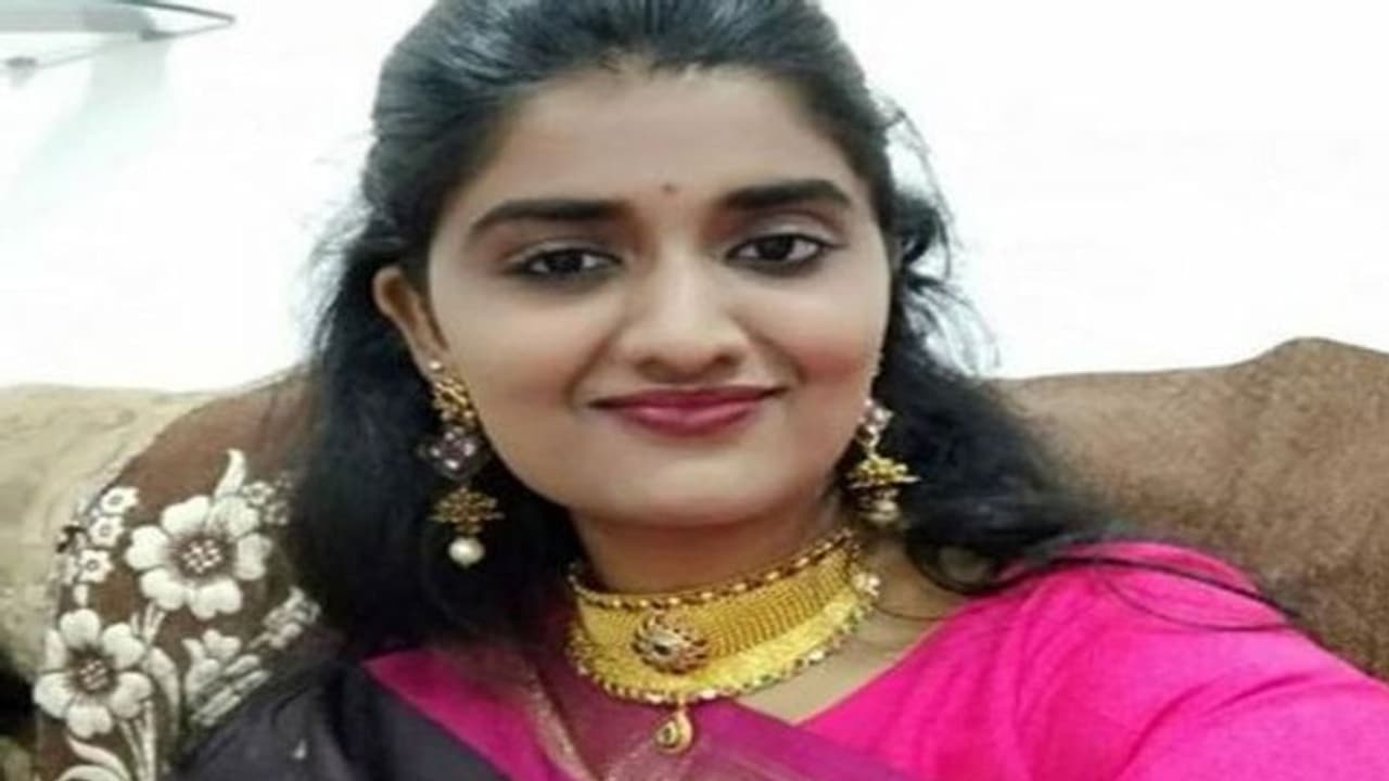 ఇంకెంతమంది ప్రియాంకలు బలవ్వాలి: ఆడపిల్లను కాపాడుకోలేమా, తల్లిదండ్రుల కన్నీటి ఆవేదన