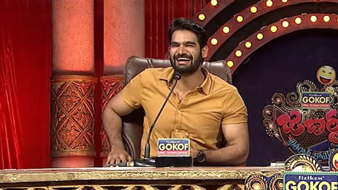 జబర్దస్త్ లో RX100 హీరో కార్తికేయ.. హైపర్ ఆది పంచ్ లకు పగలబడి నవ్వుతూ..!