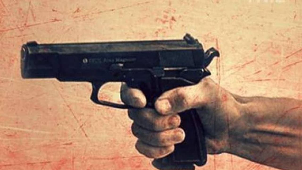 വിവാഹസൽക്കാരത്തിനിടെ അബദ്ധത്തിൽ വെടിയുതിർത്തു; വീഡിയോഗ്രാഫർക്ക് ദാരുണാന്ത്യം വിവാഹസൽക്കാരത്തിനിടെ അബദ്ധത്തിൽ വെടിയുതിർത്തു; വീഡിയോഗ്രാഫർക്ക് ദാരുണാന്ത്യം