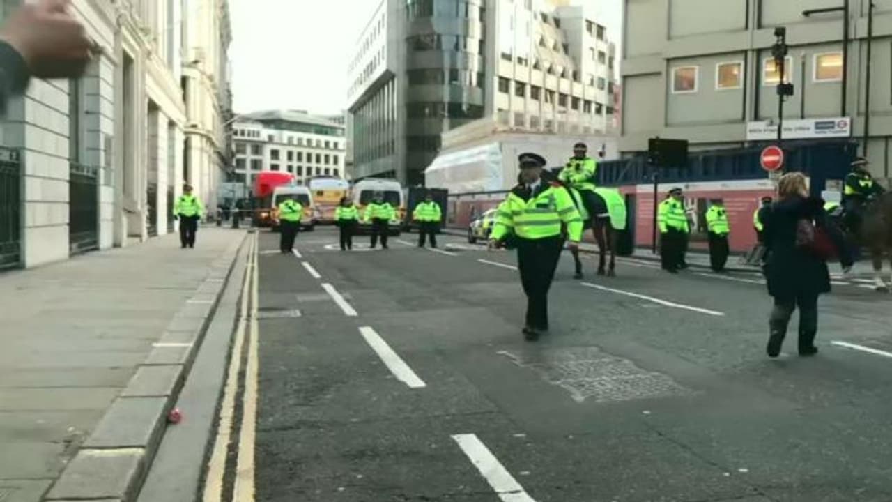 লন্ডন ব্রিজে ছুরি নিয়ে এলোপাথাড়ি হামলা, পুলিশের গুলিতে আততায়ীর মৃত্যু
