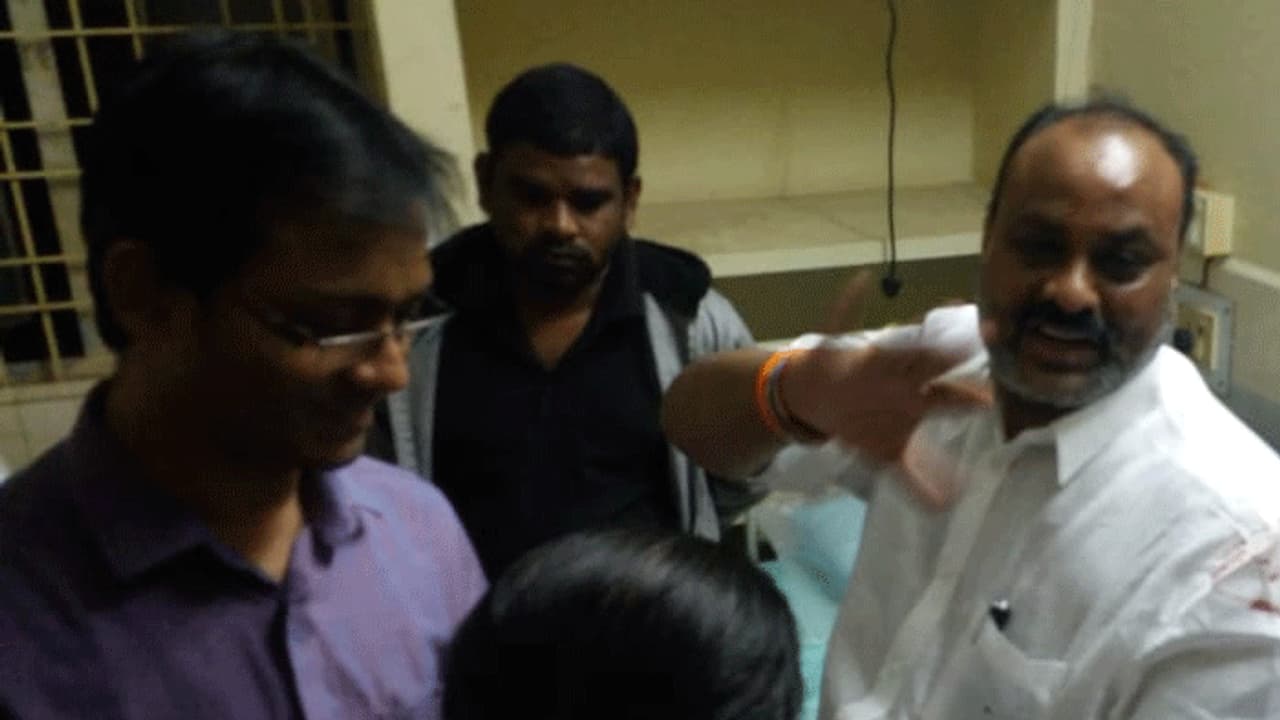 టీడీపీ నేత అచ్చెన్నాయుడు కారు బోల్తా టీడీపీ నేత అచ్చెన్నాయుడు కారు బోల్తా