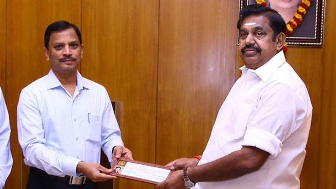 முதல்வரின் நம்பிக்கைகுரியவரான எஸ்.கே.பிரபாகரன் தமிழக உள்துறை செயலாளராக நியமனம்..! முதல்வரின் நம்பிக்கைகுரியவரான எஸ்.கே.பிரபாகரன் தமிழக உள்துறை செயலாளராக நியமனம்..!