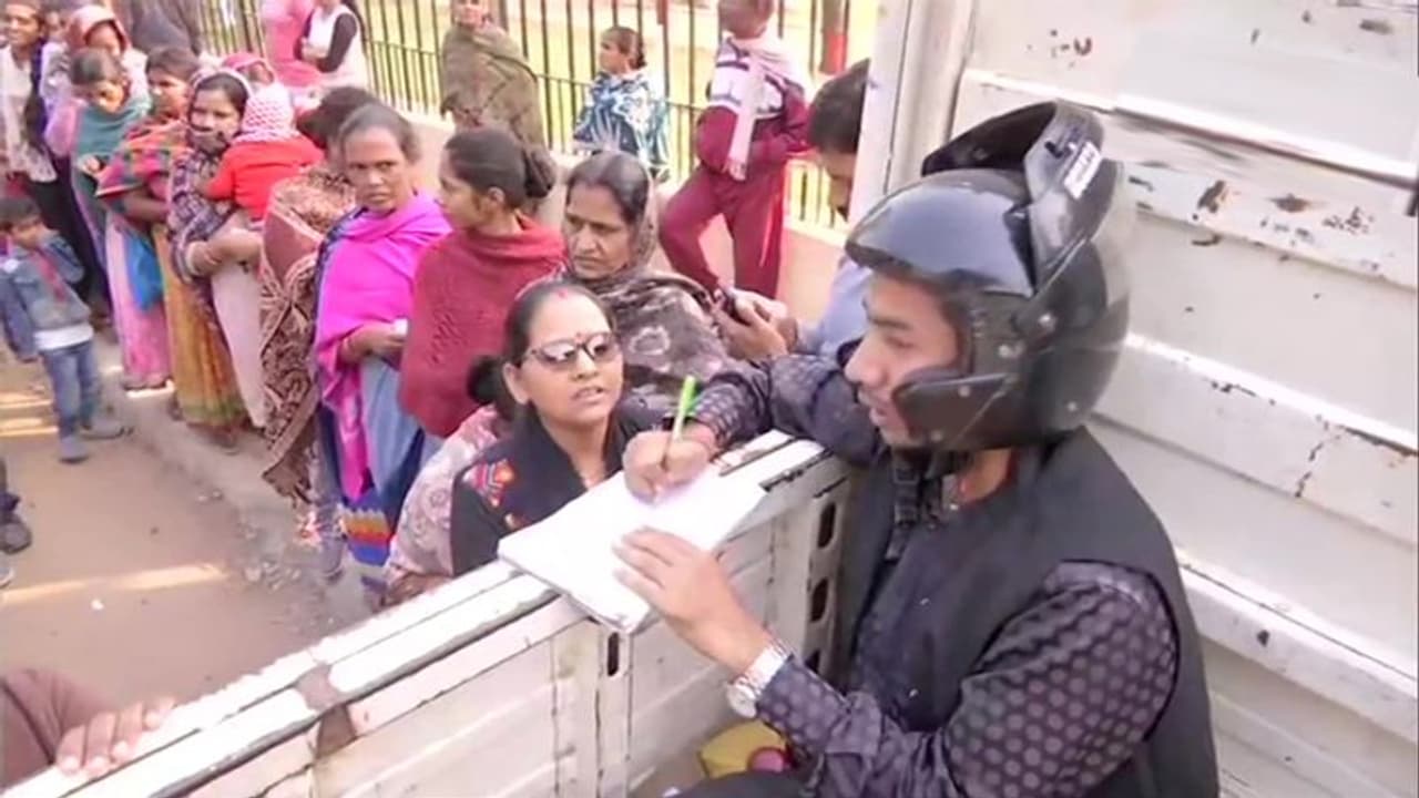 बिहार में सस्ता प्याज लेने के चक्कर में चले पत्थर तो हेलमेट लगाकर प्याज बेचने निकले बिस्कोमान के कर्मचारी बिहार में सस्ता प्याज लेने के चक्कर में चले पत्थर तो हेलमेट लगाकर प्याज बेचने निकले बिस्कोमान के कर्मचारी