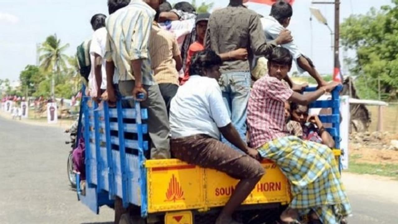 ಪೊಲೀಸರೇ ಇತ್ತ ನೋಡಿ, ಗೂಡ್ಸ್‌ ಆಟೋದಲ್ಲಿಯೇ ಕುರಿಗಳಂತೆ ತುಂಬಿದ್ದಾರೆ ಜನ!