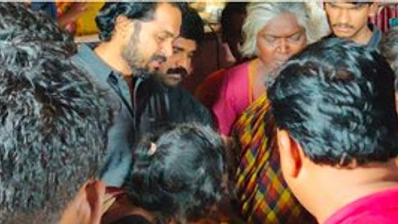 சாலை விபத்தில் பலியான ரசிகர்... கதறி, கதறி அழுத கார்த்தி... சோசியல் மீடியாவில் வைரலாகும் வீடியோ...!