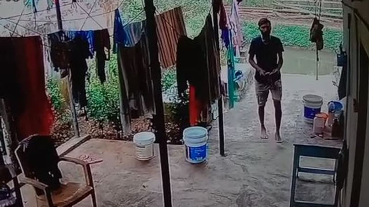 ಸ್ತ್ರೀಯರ ಒಳ ಉಡುಪು ಕದ್ದವ್ನು ಸಿಸಿಟಿವಿಯಿಂದ ಸಿಕ್ಕಿಬಿದ್ದ : ಬುದ್ದಿ ಹೇಳಿದವನ ಮೇಲೆ ಹಲ್ಲೆ ಸ್ತ್ರೀಯರ ಒಳ ಉಡುಪು ಕದ್ದವ್ನು ಸಿಸಿಟಿವಿಯಿಂದ ಸಿಕ್ಕಿಬಿದ್ದ : ಬುದ್ದಿ ಹೇಳಿದವನ ಮೇಲೆ ಹಲ್ಲೆ