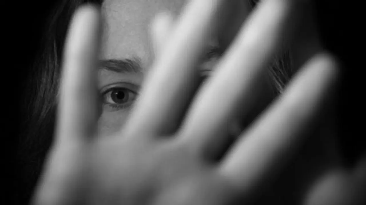 தாகத்தை தனித்த பள்ளி மாணவிடம் மோகத்தை தீர்த்து கொண்ட காமக்கொடூரன்... வீடு புகுந்து பலாத்காரம்..! தாகத்தை தனித்த பள்ளி மாணவிடம் மோகத்தை தீர்த்து கொண்ட காமக்கொடூரன்... வீடு புகுந்து பலாத்காரம்..!