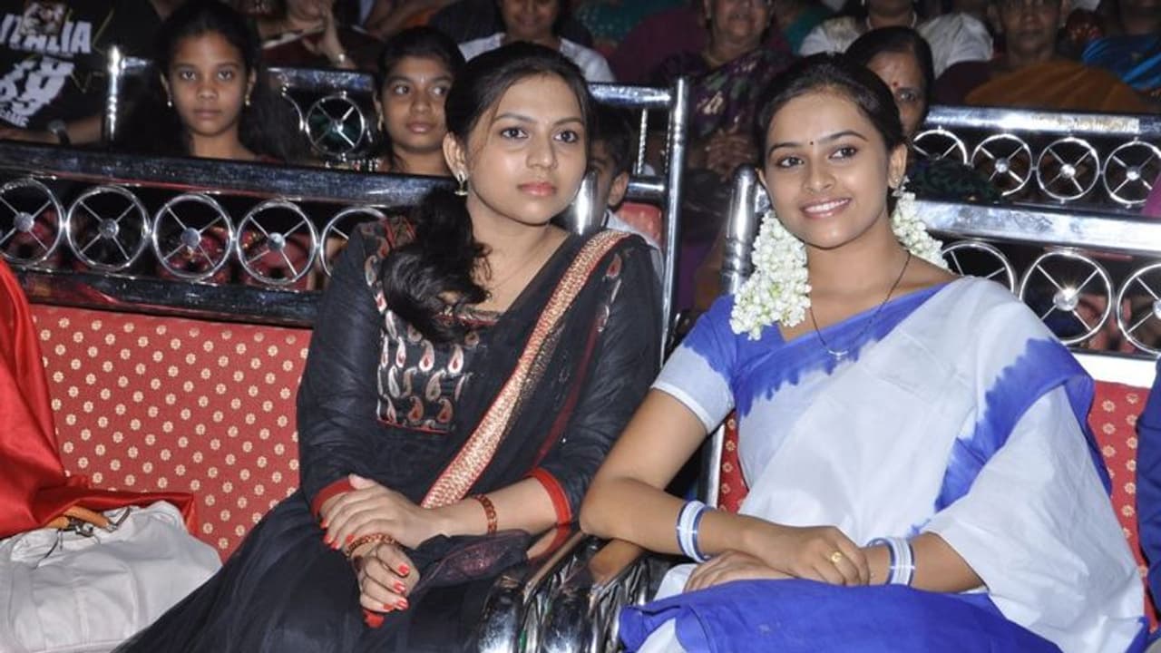 அந்த விஷயத்தில் ஸ்ரீதிவ்யாவை பின்னுக்குத் தள்ளிய தங்கை... ஓவர் கிளாமர்... ஓவர் ரொமான்ஸ்... வைரலாகும் புகைப்படங்கள்...! அந்த விஷயத்தில் ஸ்ரீதிவ்யாவை பின்னுக்குத் தள்ளிய தங்கை... ஓவர் கிளாமர்... ஓவர் ரொமான்ஸ்... வைரலாகும் புகைப்படங்கள்...!