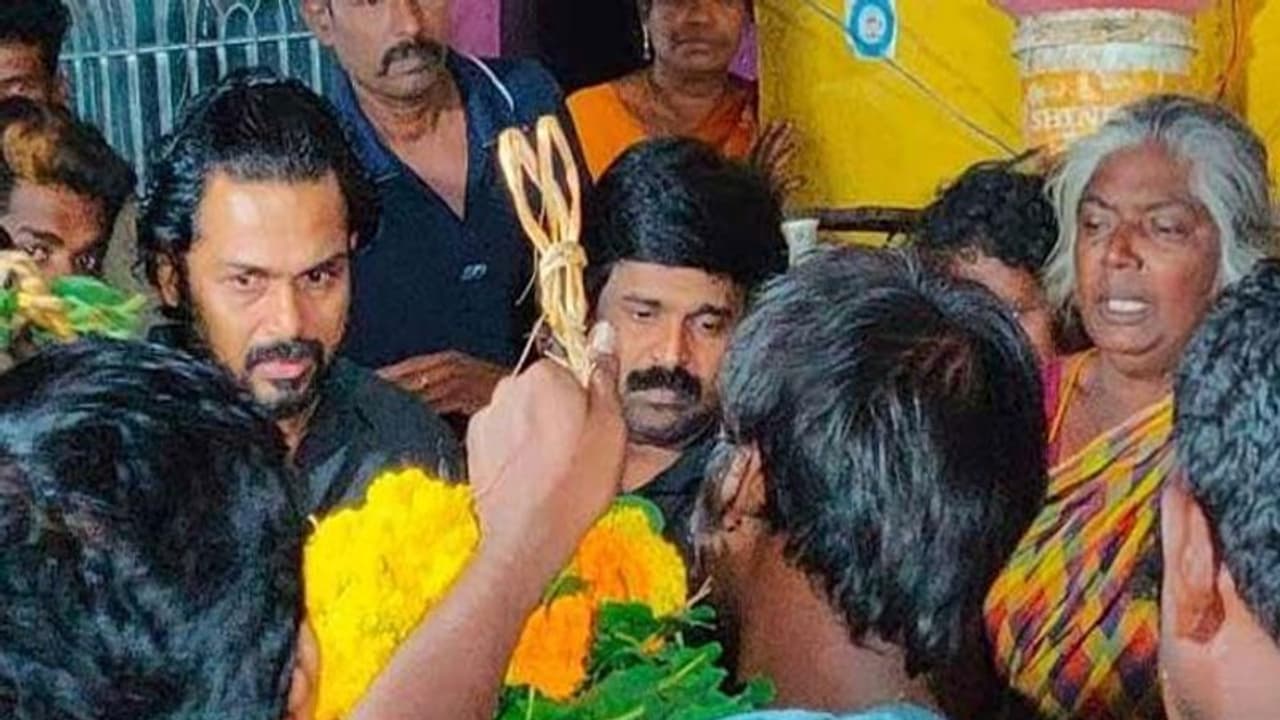 రోడ్డు ప్రమాదంలో అభిమాని మృతి.. ఏడ్చేసిన హీరో! రోడ్డు ప్రమాదంలో అభిమాని మృతి.. ఏడ్చేసిన హీరో!