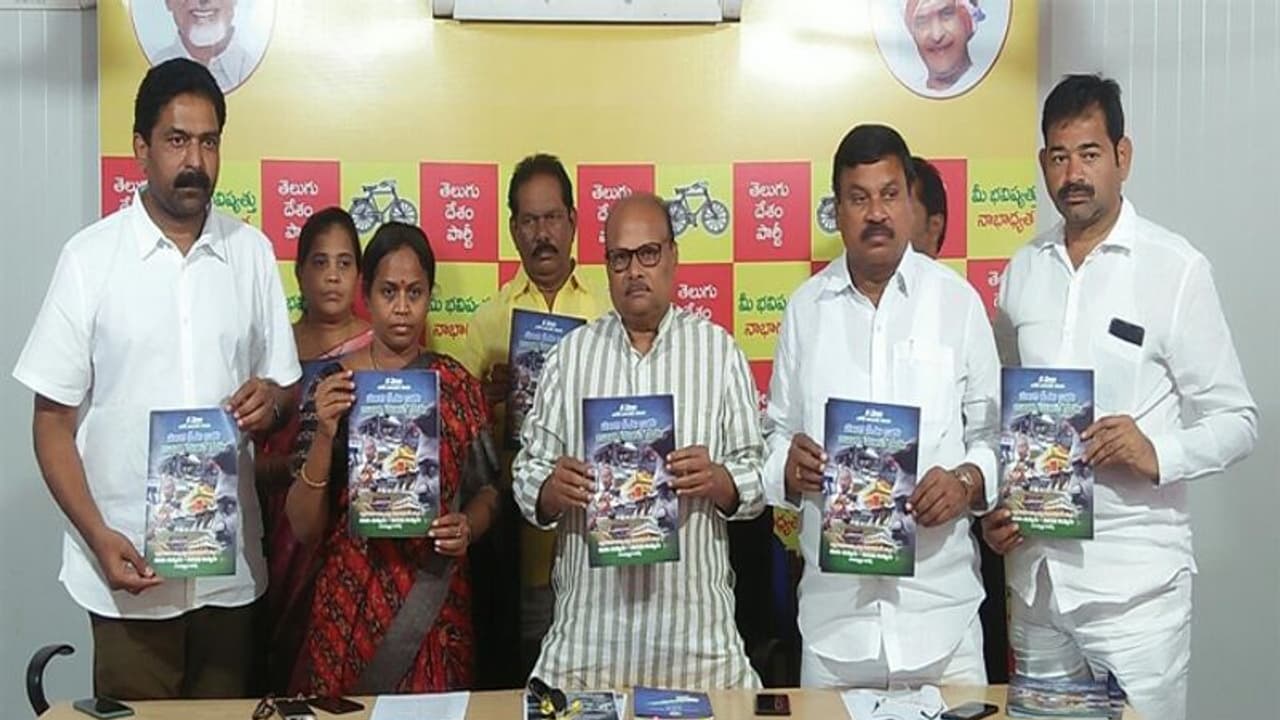 జగన్ పాలనపై చెప్పుకోడానికేం లేదు...చెప్పు తీసుకుని కొట్టుకోడం తప్ప: అనురాధ జగన్ పాలనపై చెప్పుకోడానికేం లేదు...చెప్పు తీసుకుని కొట్టుకోడం తప్ప: అనురాధ