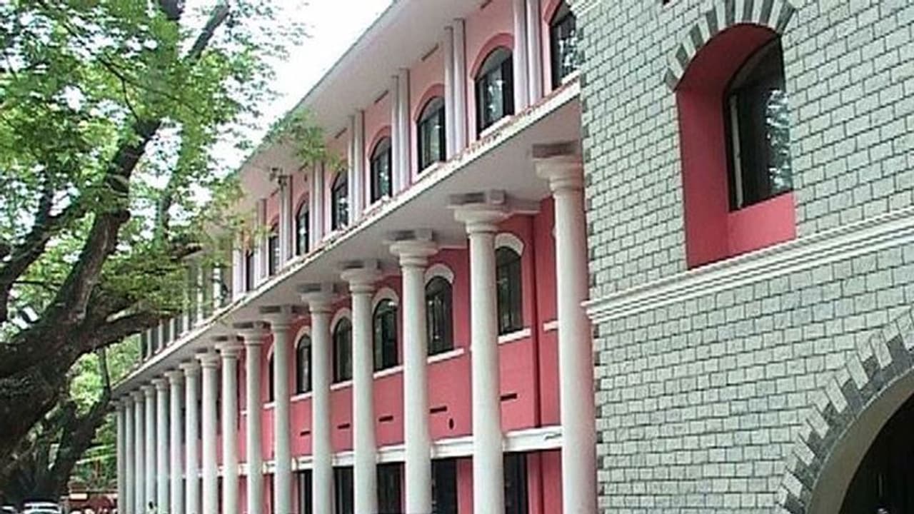 ഹൈക്കോടതി ഉത്തരവിനെതിരെ പ്രമേയം പാസാക്കി തിരുവന്തപുരം ബാർ അസോസിയേഷൻ ഹൈക്കോടതി ഉത്തരവിനെതിരെ പ്രമേയം പാസാക്കി തിരുവന്തപുരം ബാർ അസോസിയേഷൻ