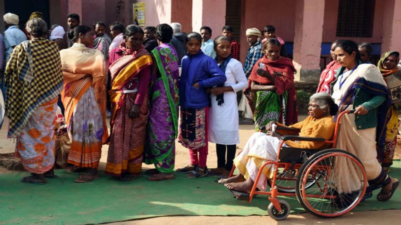 ঝাড়খণ্ডে নির্বাচন চলাকালীন বন্দুক হাতে প্রকাশ্যে কংগ্রেস প্রার্থী, বিষণপুরে বিস্ফোরণ ঘটালো মাওবাদীরা