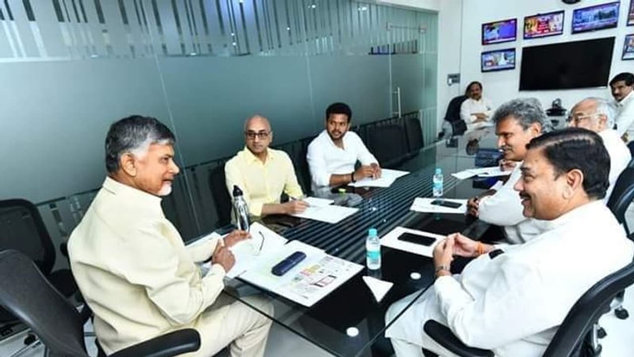 చంద్రబాబు వాహనంపై దాడి... పార్లమెంట్ లో ఆందోళనకు టిడిపి నిర్ణయం చంద్రబాబు వాహనంపై దాడి... పార్లమెంట్ లో ఆందోళనకు టిడిపి నిర్ణయం