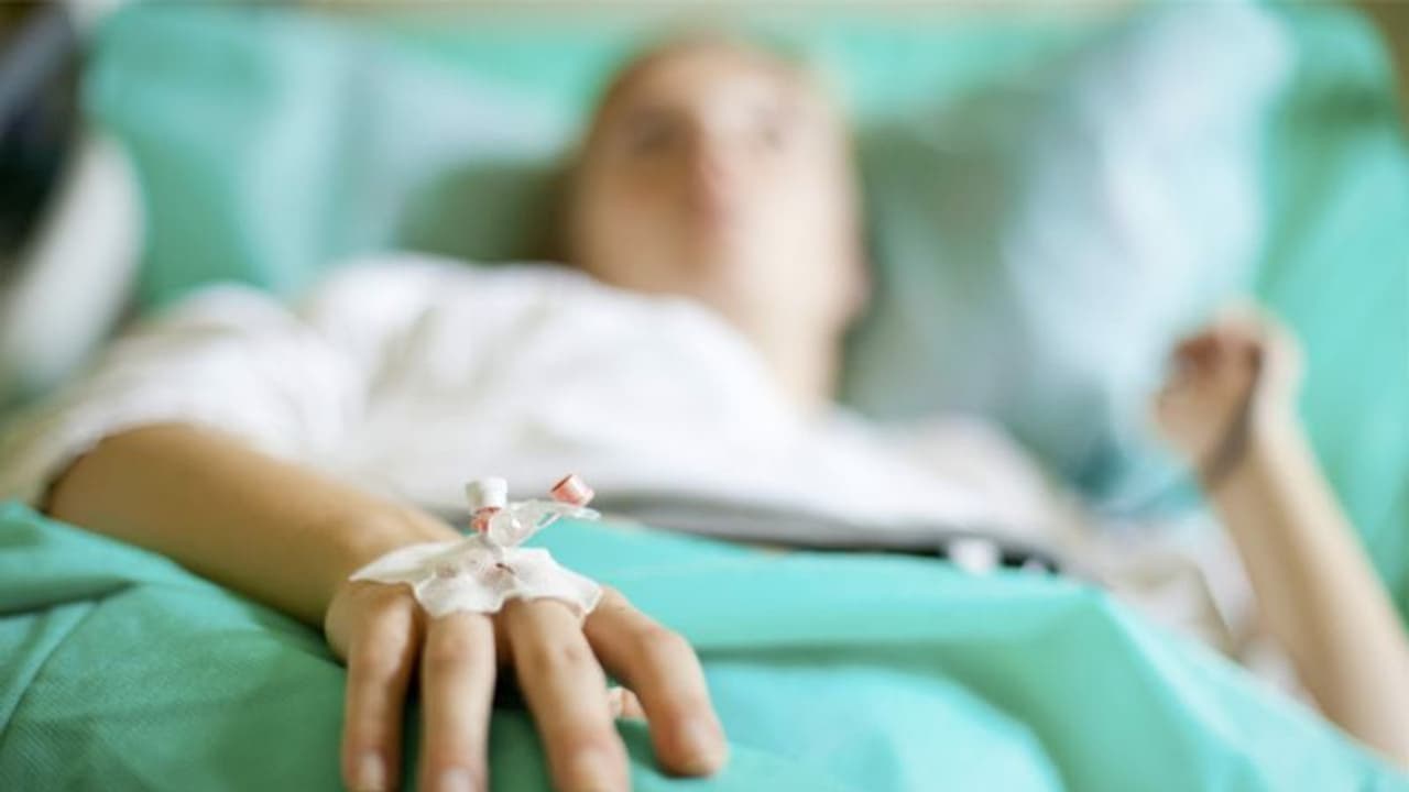 ஆஸ்பிட்டல் பெட்டில் 40 வயது பெண்ணுடன் உல்லாசம் அனுபவித்த நர்ஸ்..!! தனி அறையில் நிர்வாணமாக்கி வல்லுறவு..!!