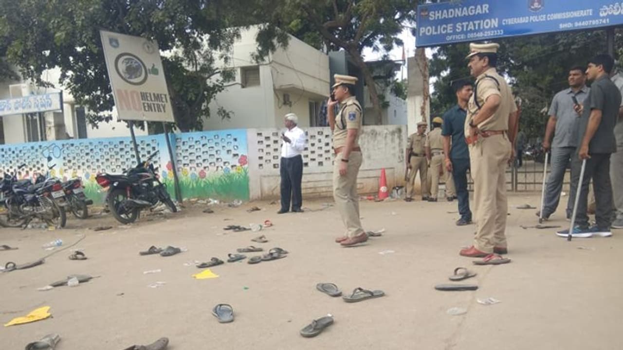 షాద్‌నగర్ పీఎస్‌ వద్ద హైటెన్షన్: నిందితుల తరలింపు, జనంపై లాఠీఛార్జీ