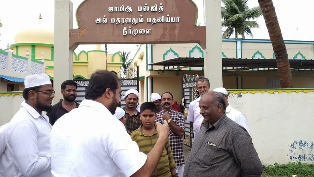 கொட்டித்தீர்த்த கனமழையால் விபத்தில் சிக்கிய சுற்றலா பயணிகள்..! பள்ளிவாசலில் இடம்கொடுத்து பாதுகாத்த எம்.எல்.ஏ..! கொட்டித்தீர்த்த கனமழையால் விபத்தில் சிக்கிய சுற்றலா பயணிகள்..! பள்ளிவாசலில் இடம்கொடுத்து பாதுகாத்த எம்.எல்.ஏ..!