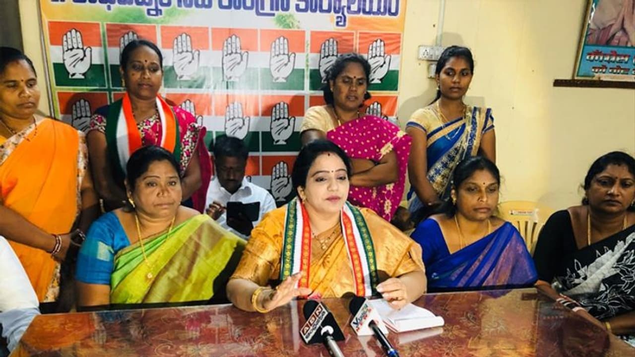 మొన్న నిర్భయ... నిన్న ప్రియాంక రెడ్డి... నేడు రోజా...: ప్రభుత్వ నిర్లక్ష్యంపై మహిళా కాంగ్రెస్ ఆగ్రహం మొన్న నిర్భయ... నిన్న ప్రియాంక రెడ్డి... నేడు రోజా...: ప్రభుత్వ నిర్లక్ష్యంపై మహిళా కాంగ్రెస్ ఆగ్రహం