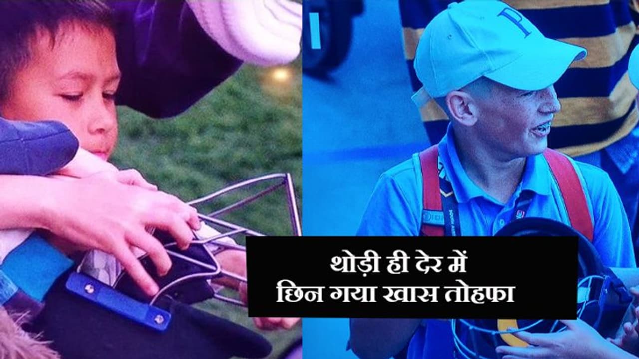 तिहरे शतक के बाद वार्नर ने जीता सभी का दिल, छोटे बच्चे को गिफ्ट किया यादगार हेलमेट तिहरे शतक के बाद वार्नर ने जीता सभी का दिल, छोटे बच्चे को गिफ्ट किया यादगार हेलमेट