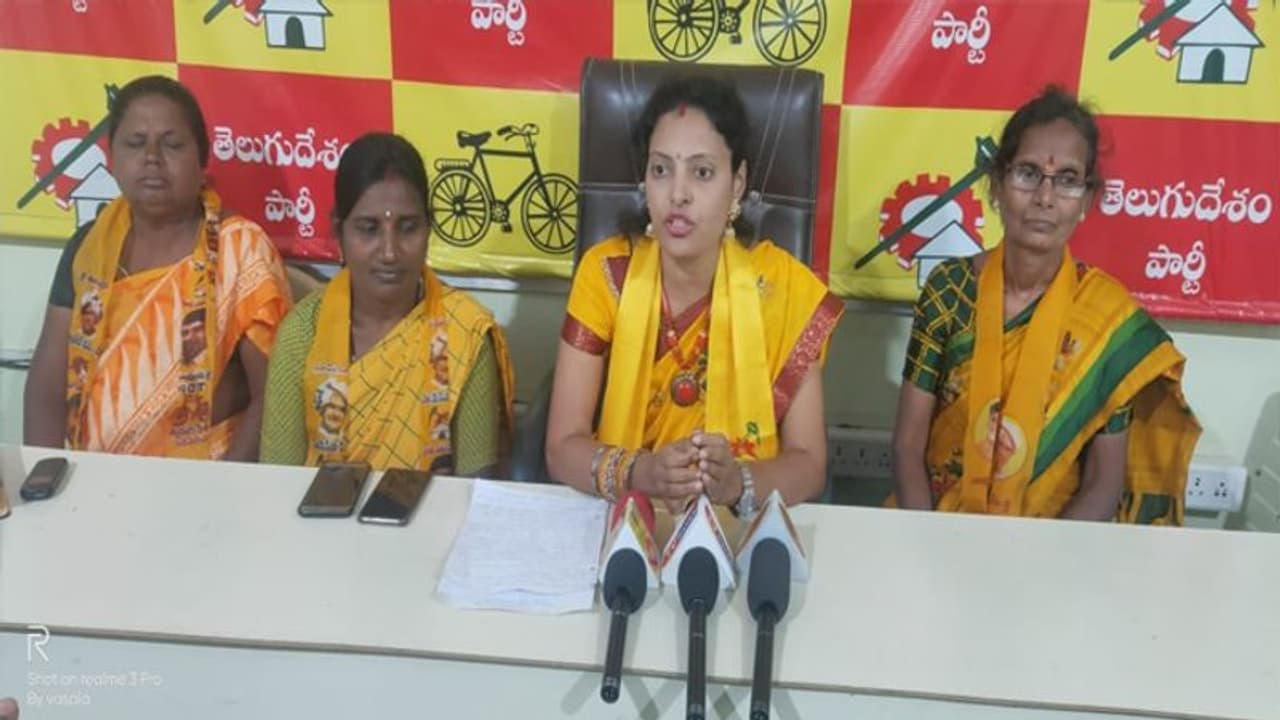 ''ప్రియాంకరెడ్డి తల్లిదండ్రులకు అవమానం...ఆ పోలీసులను శిక్షించాలి''