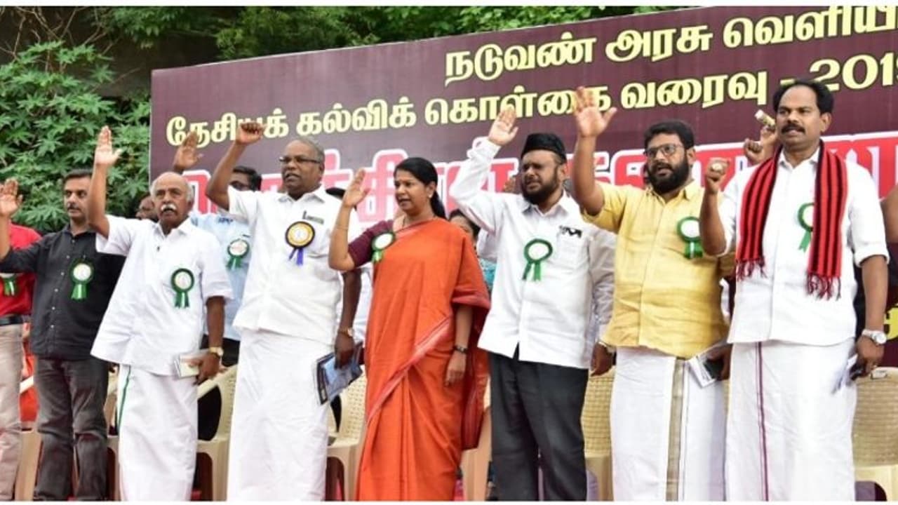 அந்தச் சட்டத்தை அனுமதித்தால் தலை நிமிர முடியாது... எதிர்கால சந்ததியினர் அடிமையாகிவிடுவார்கள்... கனிமொழி எம்.பி. வார்னிங்!