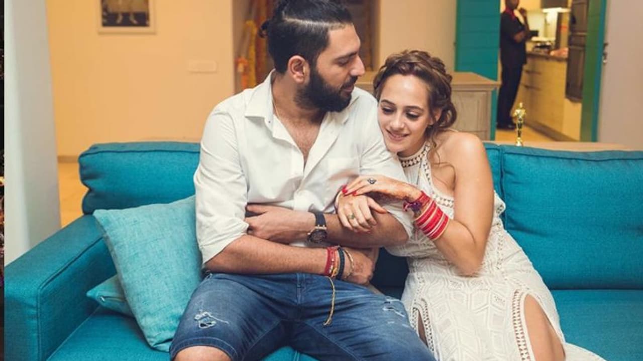 युवराज हेजल की शादी को 3 साल पूरे, सोशल मीडिया पर युवी ने लिए पत्नी के मजे युवराज हेजल की शादी को 3 साल पूरे, सोशल मीडिया पर युवी ने लिए पत्नी के मजे