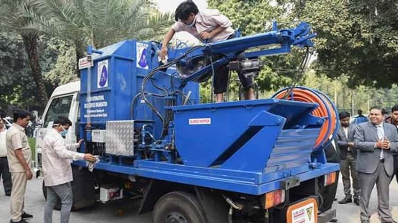 ಮೈಸೂರು: ತುಕ್ಕು ಹಿಡಿಯುತ್ತಿವೆ ಸ್ವಚ್ಛತಾ ಯಂತ್ರಗಳು! ಮೈಸೂರು: ತುಕ್ಕು ಹಿಡಿಯುತ್ತಿವೆ ಸ್ವಚ್ಛತಾ ಯಂತ್ರಗಳು!