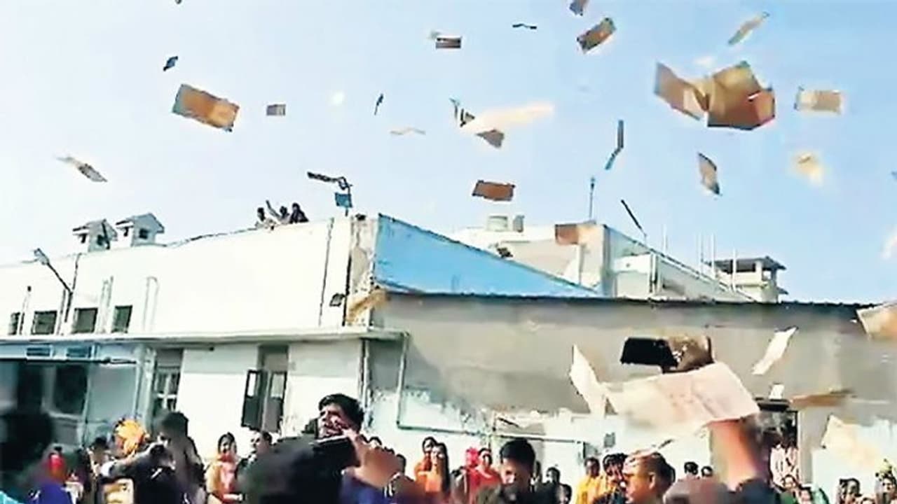 बेटे की शादी पर इस परिवार ने की नोटों की बारिश, कुछ ही देर में उड़ा दिए 90 लाख रुपये बेटे की शादी पर इस परिवार ने की नोटों की बारिश, कुछ ही देर में उड़ा दिए 90 लाख रुपये