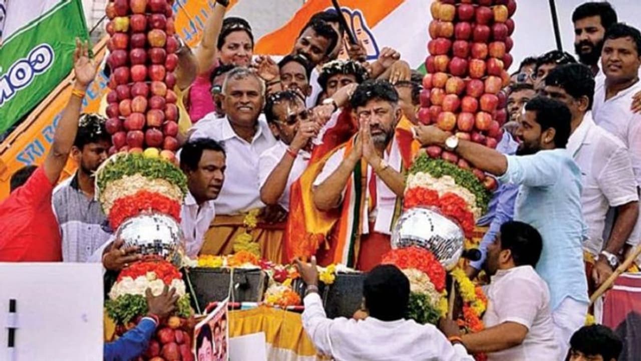 'ಸೇಬಿನ ಹಾರ ಹಾಕಿಸ್ಕೊಂಡು ಮುಂದಿನ ಊರಿಗೆ ಹೋಗೋದಷ್ಟೆ ಡಿಕೆಶಿ ಕೆಲಸ'..! 'ಸೇಬಿನ ಹಾರ ಹಾಕಿಸ್ಕೊಂಡು ಮುಂದಿನ ಊರಿಗೆ ಹೋಗೋದಷ್ಟೆ ಡಿಕೆಶಿ ಕೆಲಸ'..!