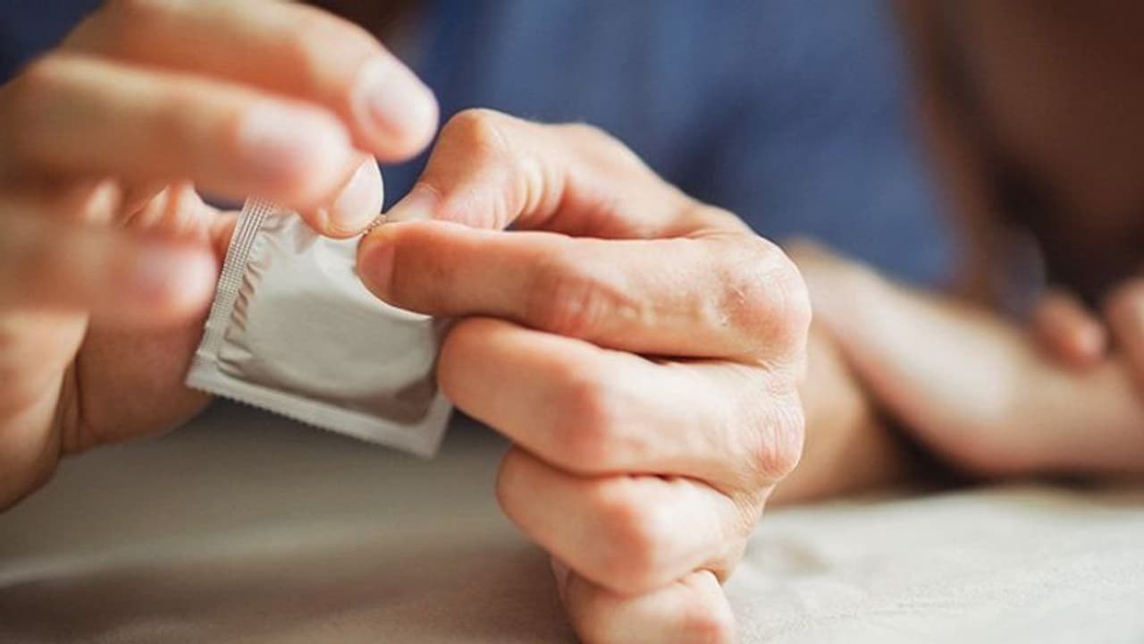 കോണ്ടം ഉപയോഗിച്ചാല്‍ എയ്ഡ്സ് തടയാൻ കഴിയുമോ; ഡോക്ടർ പറയുന്നത്