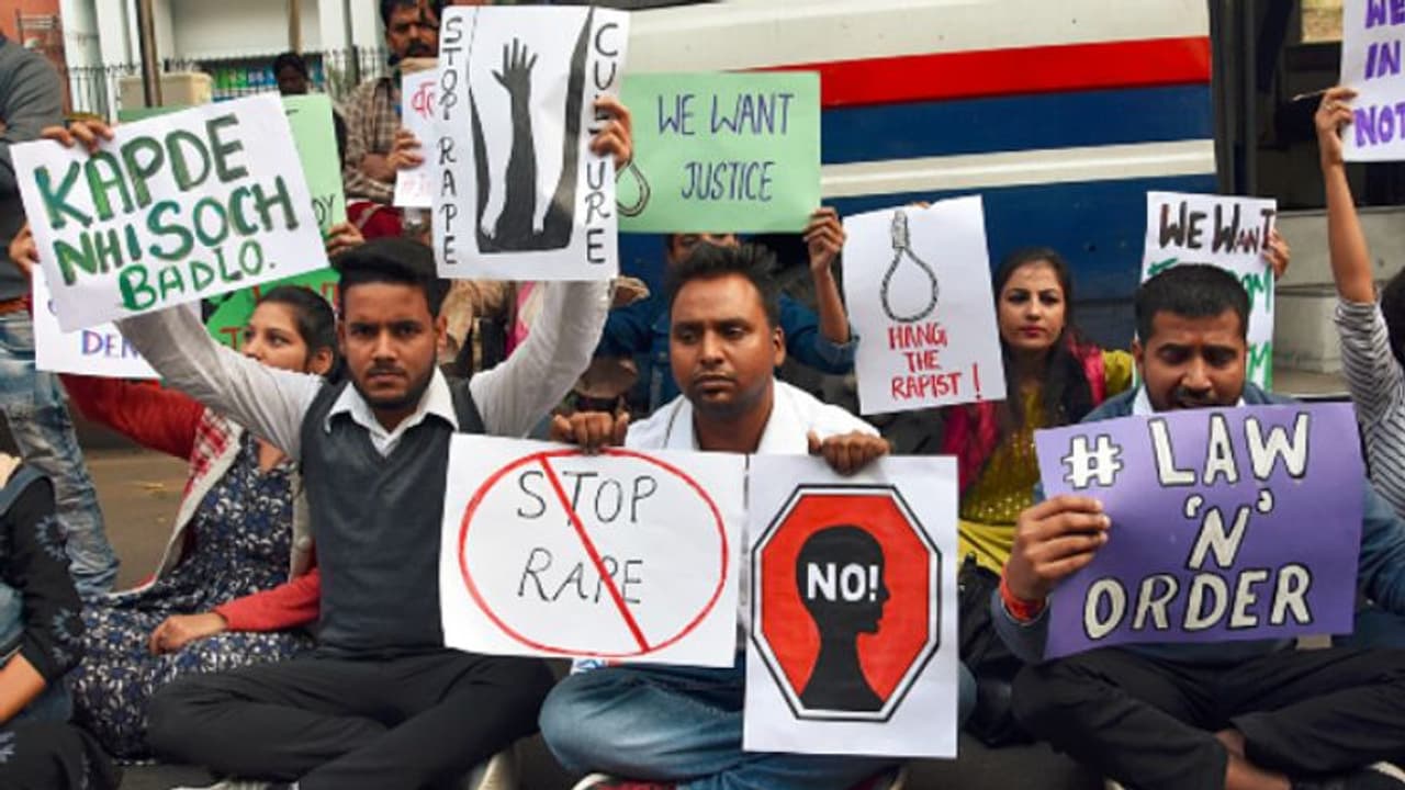 নির্যাতিতার স্কুটারেই ফের ঘটনাস্থলে ফিরেছিল দুই ধর্ষক, প্রকাশিত আরও চাঞ্চল্যকর তথ্য নির্যাতিতার স্কুটারেই ফের ঘটনাস্থলে ফিরেছিল দুই ধর্ষক, প্রকাশিত আরও চাঞ্চল্যকর তথ্য