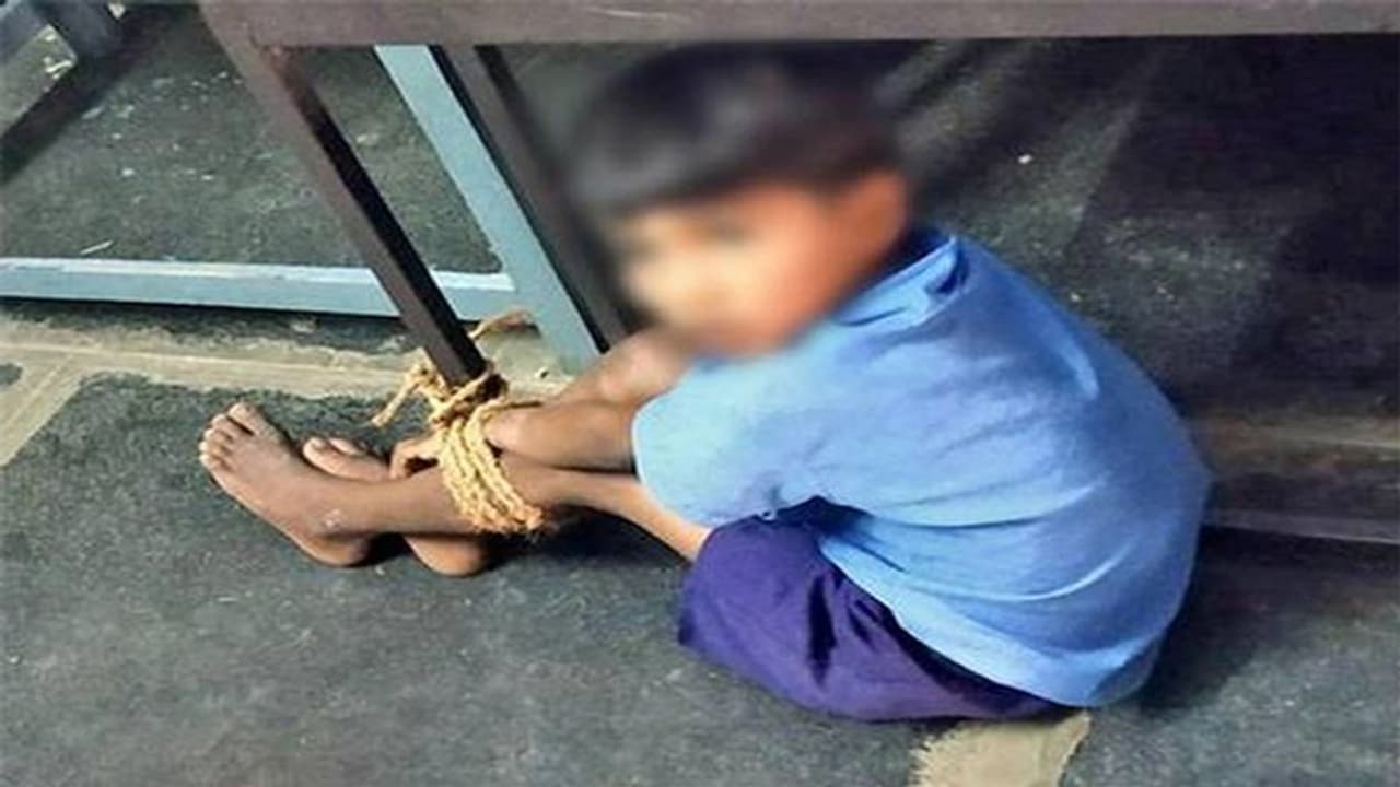 बच्चे ने लिखा प्रेम पत्र तो नाराज हो गई प्रिंसिपल, छात्र को घंटों बेंच से बांधे रखा बच्चे ने लिखा प्रेम पत्र तो नाराज हो गई प्रिंसिपल, छात्र को घंटों बेंच से बांधे रखा