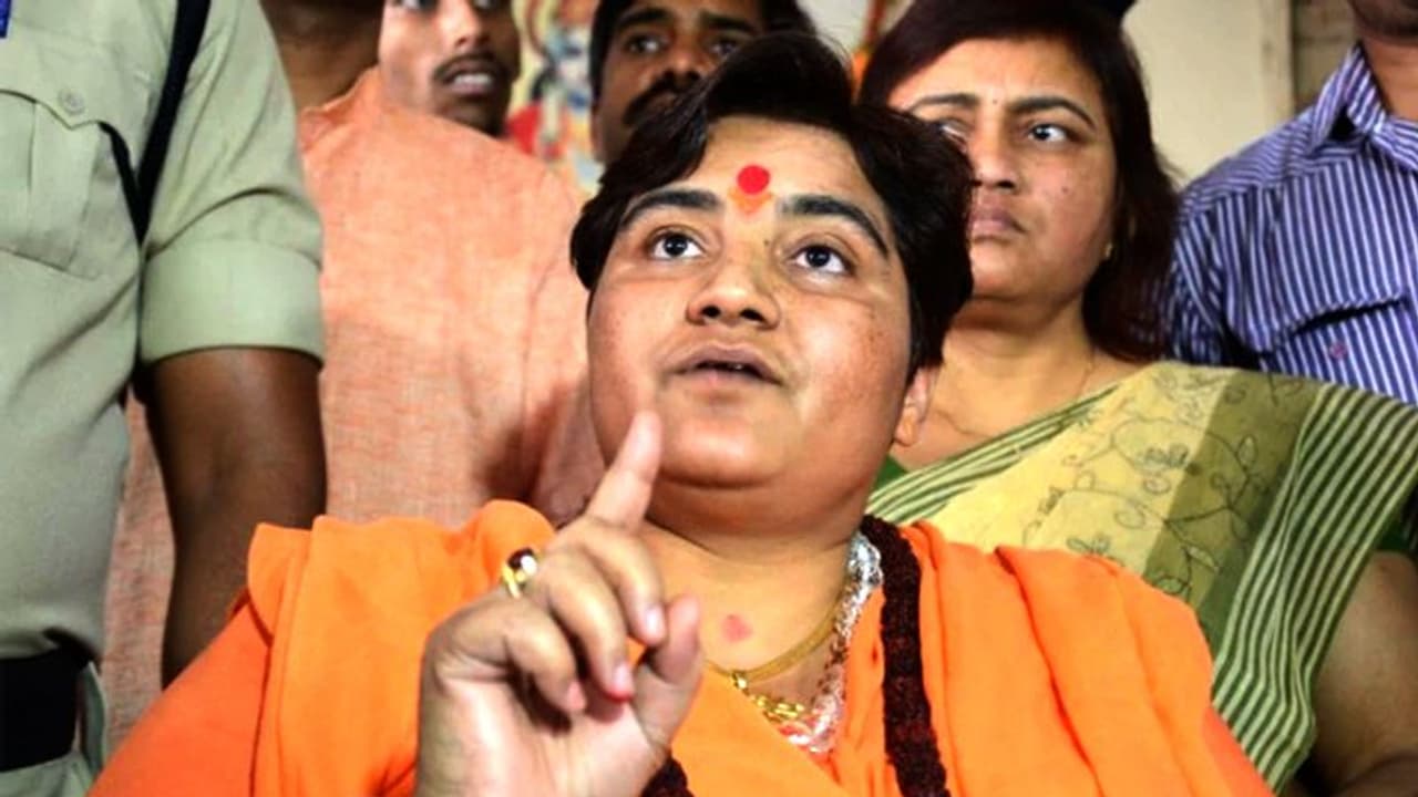 कांग्रेस MLA ने दी थी साध्वी प्रज्ञा को जलाने की धमकी, हिंदू महासभा ने कहा हाथ तो लगाकर दिखाएं