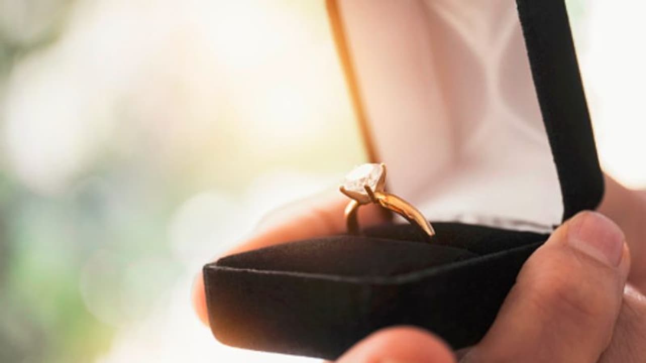 সংসদেই প্রেমিকাকে প্রোপোজ করলেন সাংসদ, পণ্ড গুরুত্বপূর্ণ আলোচনা সংসদেই প্রেমিকাকে প্রোপোজ করলেন সাংসদ, পণ্ড গুরুত্বপূর্ণ আলোচনা