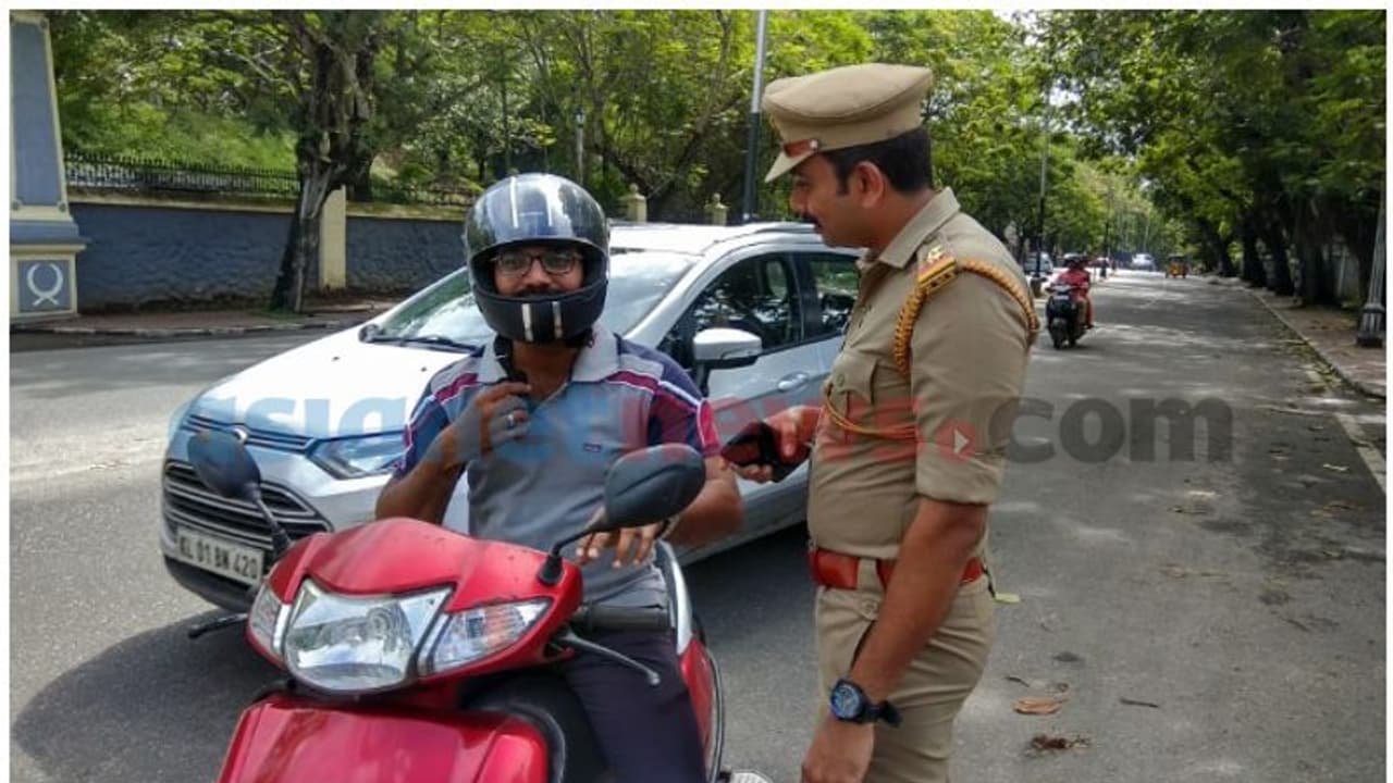 പിൻസീറ്റ് ഹെൽമറ്റ് നിർബന്ധമായി, ഇന്ന് മുന്നറിയിപ്പ് മാത്രം, നാളെ മുതൽ കർശന പരിശോധന