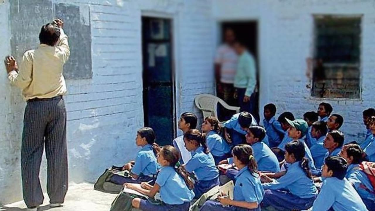 फर्जी डिग्री से 190 शिक्षकों ने ली थी नौकरी, योगी सरकार ने बर्खास्त किया; वसूला जाएगा 10 साल का वेतन फर्जी डिग्री से 190 शिक्षकों ने ली थी नौकरी, योगी सरकार ने बर्खास्त किया; वसूला जाएगा 10 साल का वेतन