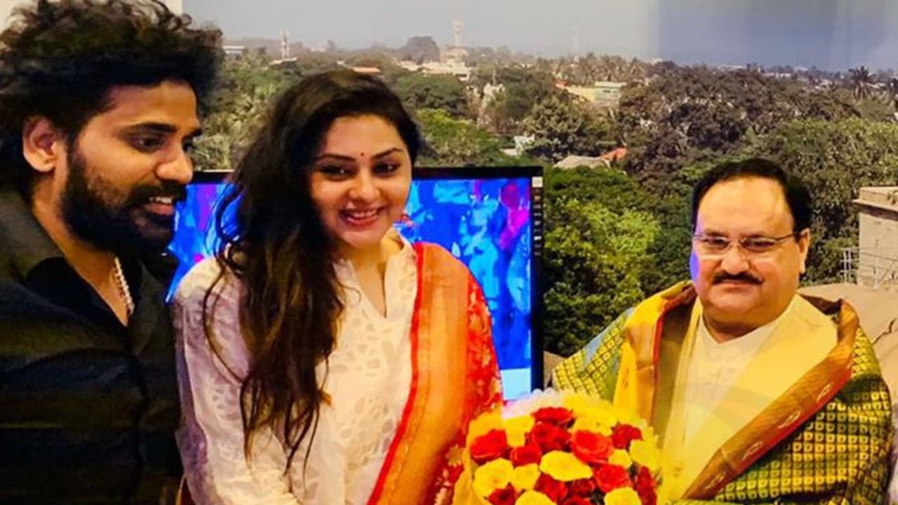 பெரிய மனசு நமீதாவின், பரந்து விரிந்த சவால்கள்: தாமரையை தமிழ்நாட்டுல நான் மலர வெச்சு காட்டுறேன்! பெரிய மனசு நமீதாவின், பரந்து விரிந்த சவால்கள்: தாமரையை தமிழ்நாட்டுல நான் மலர வெச்சு காட்டுறேன்!