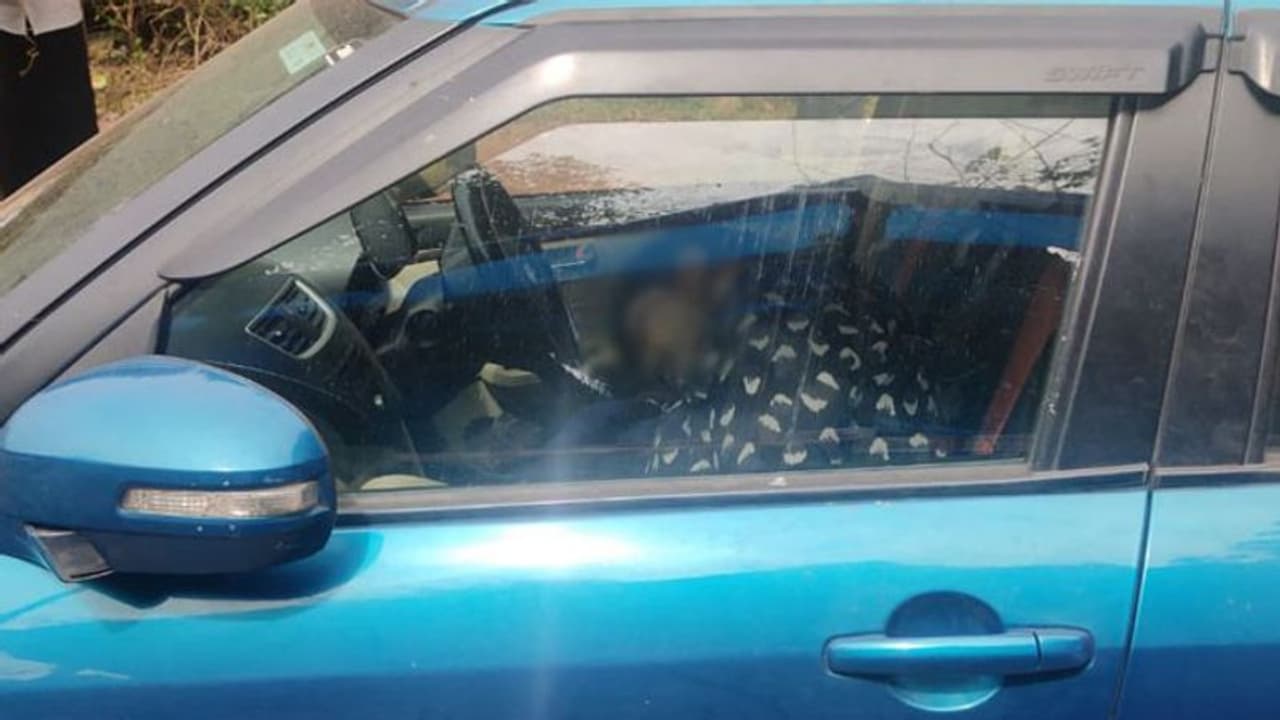 കണ്ണൂർ താലൂക്ക് ഓഫീസ് കോമ്പൗണ്ടിൽ കാറിനുള്ളില് യുവാവിന്റെ മൃതദേഹം; ദുരൂഹത കണ്ണൂർ താലൂക്ക് ഓഫീസ് കോമ്പൗണ്ടിൽ കാറിനുള്ളില് യുവാവിന്റെ മൃതദേഹം; ദുരൂഹത