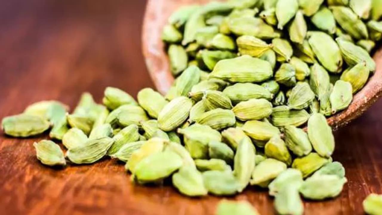 ദിവസവും രണ്ടോ മൂന്നോ ഏലയ്ക്ക കഴിക്കുന്നത് ശീലമാക്കൂ ദിവസവും രണ്ടോ മൂന്നോ ഏലയ്ക്ക കഴിക്കുന്നത് ശീലമാക്കൂ