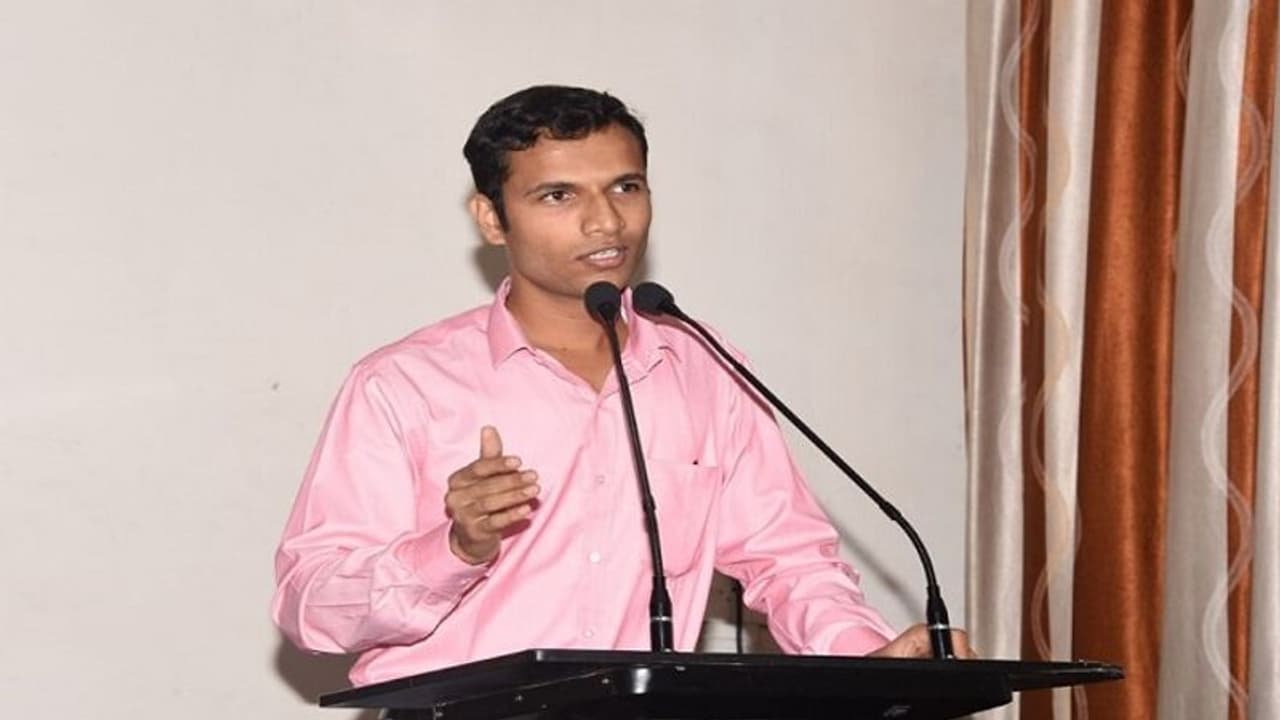 बीमारी में अस्पताल के बिस्तर पर भी नहीं छोड़ा किताबों का साथ, हटके है इस आईएएएस अफसर की कहानी