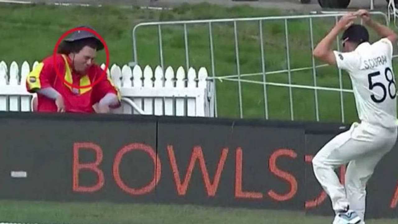 క్రికెటర్ భారీ సిక్సర్: సెక్యూరిటీ సిబ్బందికి తగిలిన బంతి, వీడియో వైరల్ క్రికెటర్ భారీ సిక్సర్: సెక్యూరిటీ సిబ్బందికి తగిలిన బంతి, వీడియో వైరల్