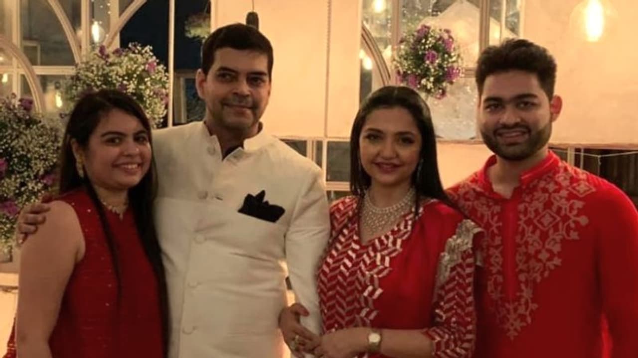 দীর্ঘ জল্পনার অবসান, সৌরভের সঙ্গে গাটছড়া বাঁধলেন জুন মালিয়া দীর্ঘ জল্পনার অবসান, সৌরভের সঙ্গে গাটছড়া বাঁধলেন জুন মালিয়া