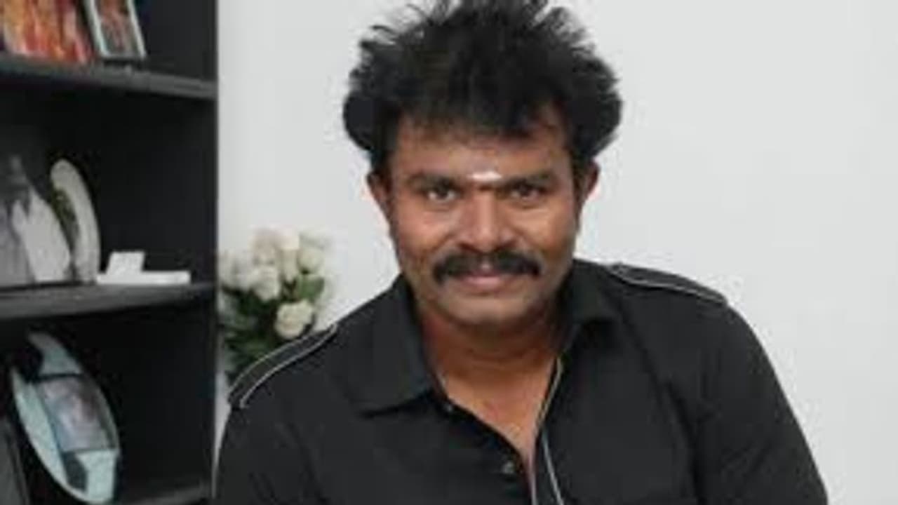 படக்குழுவில் ஒருவருக்கு கொரோனா... இயக்குநர் ஹரி திடீரென மருத்துவமனையில் அனுமதிக்கப்பட்டதால் பரபரப்பு! படக்குழுவில் ஒருவருக்கு கொரோனா... இயக்குநர் ஹரி திடீரென மருத்துவமனையில் அனுமதிக்கப்பட்டதால் பரபரப்பு!