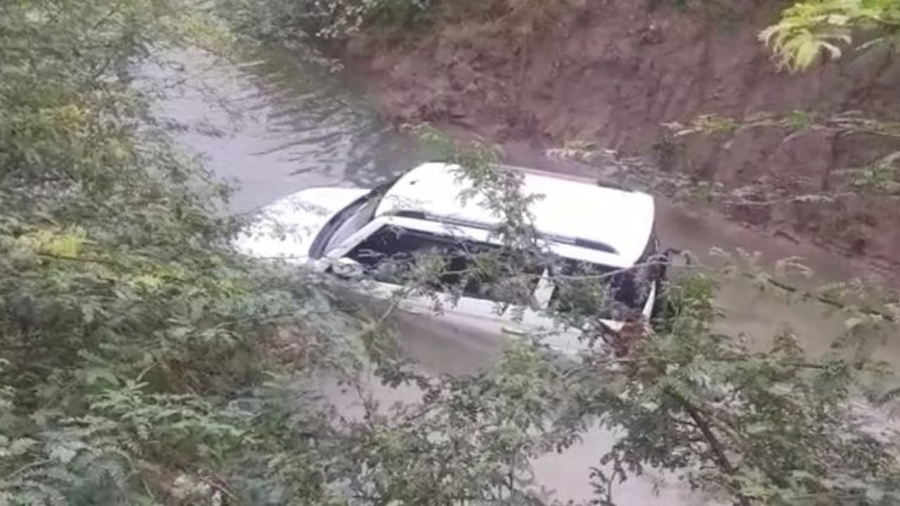 ప్రకాశం జిల్లాలో రోడ్డుప్రమాదం... నీటికాలువలోకి దూసుకెళ్లిన కారు