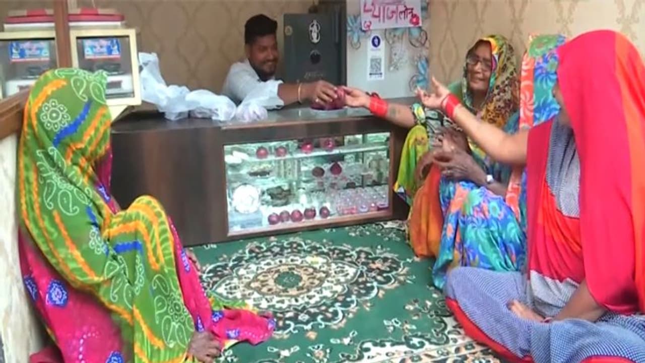 गजब! ज्वैलरी की दुकान पर बिक रहा प्याज, खरीदने के लिए रखी गई ये शर्त