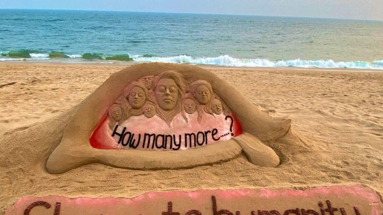 হায়দরাবাদের ছায়া ছত্তিশগড়ে, ফের এক অর্ধদগ্ধ নারী দেহ ঘিরে ঘনাচ্ছে রহস্য হায়দরাবাদের ছায়া ছত্তিশগড়ে, ফের এক অর্ধদগ্ধ নারী দেহ ঘিরে ঘনাচ্ছে রহস্য