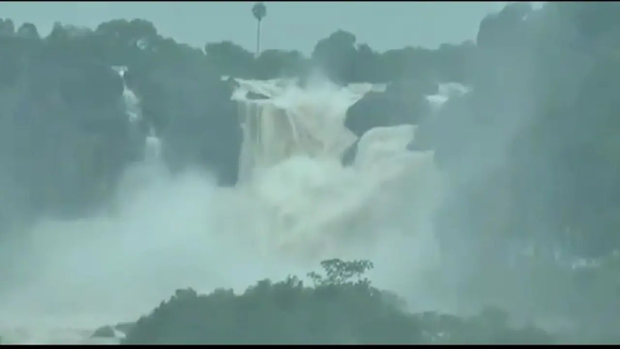 பேய்மழையுடன் கரைபுரண்டு ஓடும் வரலாறு காணாத வெள்ளம்..! அசராமல் தாங்கும் தாமிரபரணி..! பேய்மழையுடன் கரைபுரண்டு ஓடும் வரலாறு காணாத வெள்ளம்..! அசராமல் தாங்கும் தாமிரபரணி..!